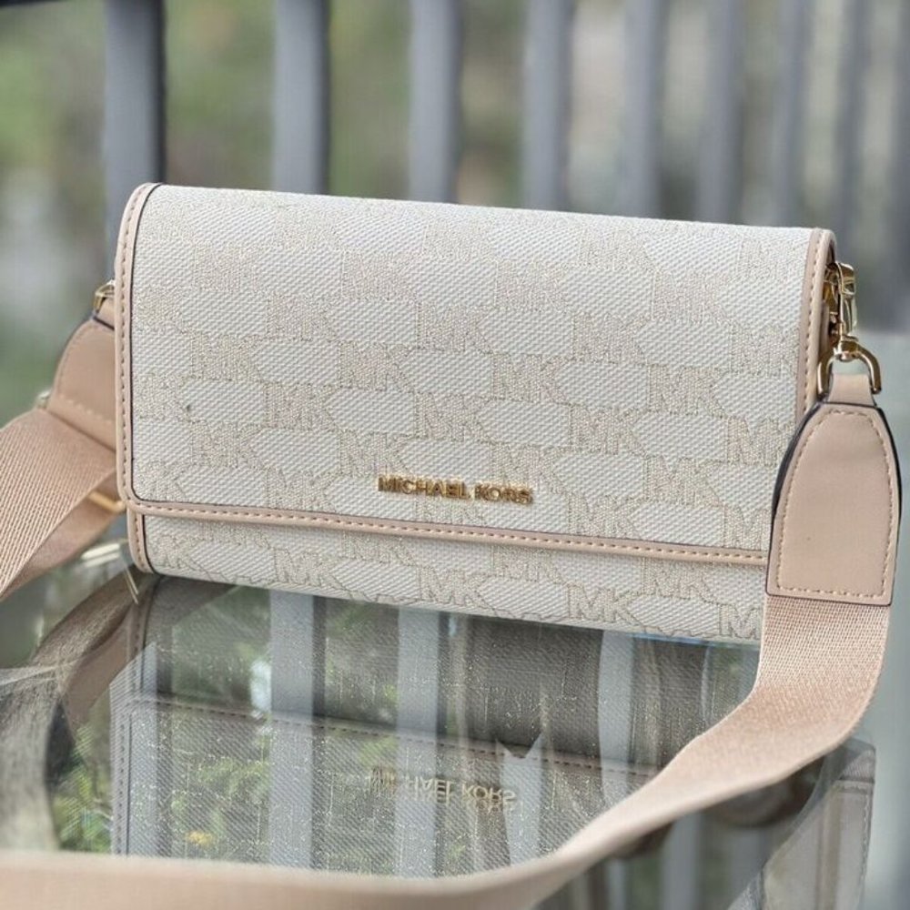 Michael Kors Natural Multi Signature: Versatile Elegance in Every Detail